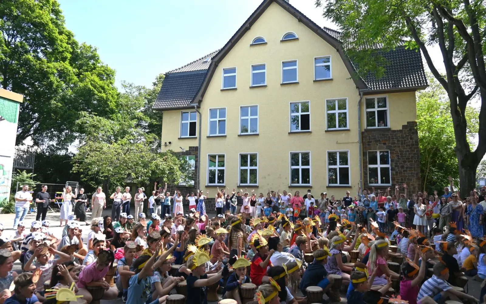 Alle Schülerinnen und Schüler machten bei den Trommel-Projekttagen begeistert mit. Foto: sam