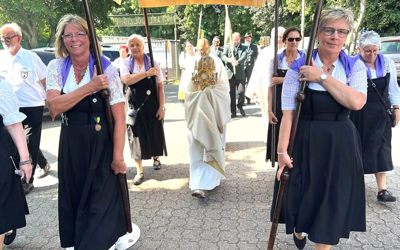 Mitglieder der Bruderschaft St. Sebastianus in Buchholz begleiteten die Prozession durch den Ort. Foto: privat