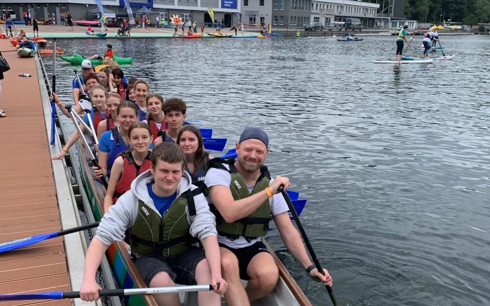 Die Schülergruppe im Drachenboot bereit zur großen Abschlussrunde auf der Regattabahn. Foto: Kanu-Verband NRW