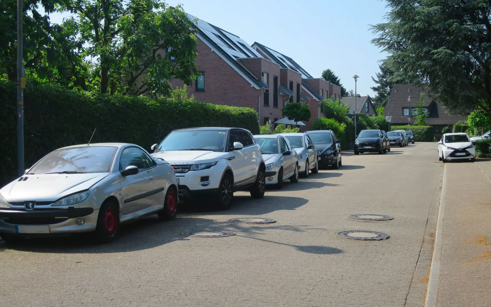 Eine lange Parkreihe auf der Zeppenheimer Straße/Kleiansring, obwohl die Anwohner über eigene Tiefgarage, Garagen und Parkplätze im Freien verfügen. Foto: hs