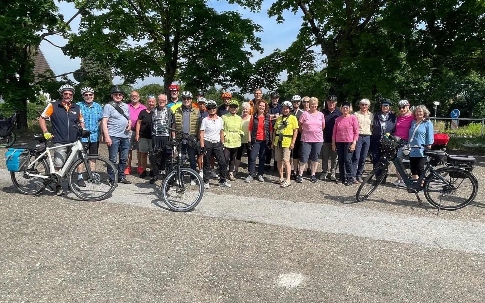 Teilnehmerinnen und Teilnehmer der ersten Schmetterlingsradtour rund ums Angerland kurz vor dem Start. Foto: privat