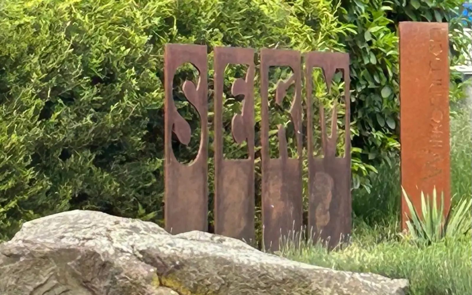 Seit Beginn des Jahres ist das Schild am Ortseingang Serm verschmutzt – das soll sich am Freitag ändern. Zuschauende sind erwünscht. Foto: privat