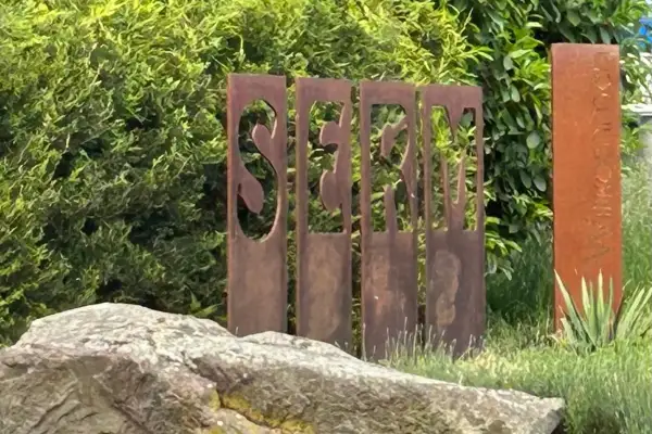 Bürgerverein säubert am Freitag Schild am Sermer Ortseingang