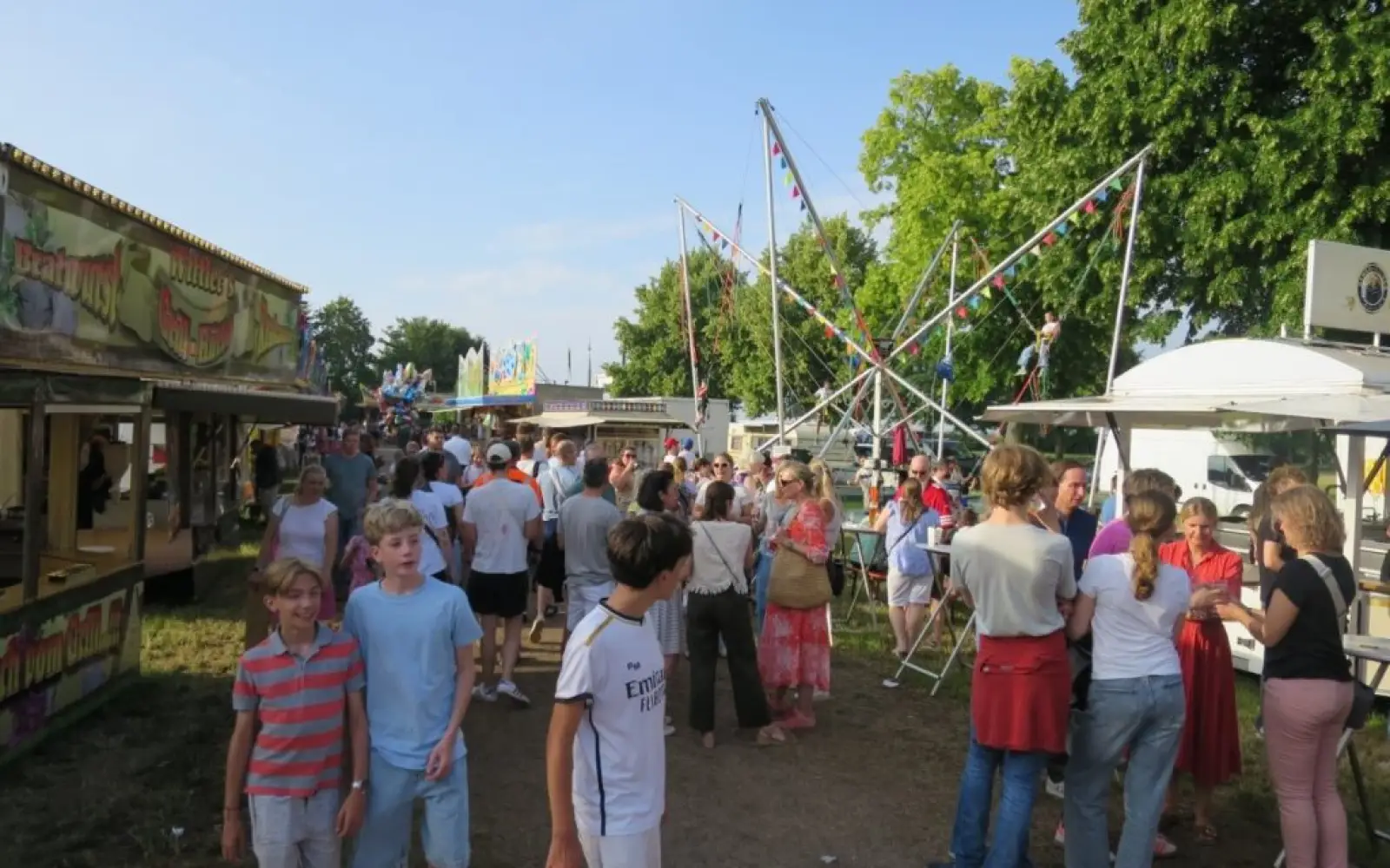 Buntes Kirmestreiben auf dem Kalkumer Schützenplatz. Foto: hs