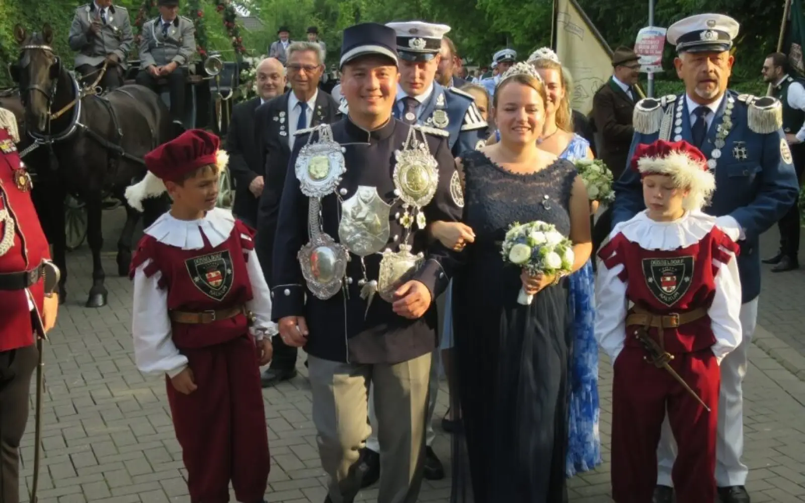 Das neue Schützenpaar mit Gefolge: rechts Schützenchef Michael Hermes, links Pastor Wolfgang Hank. Foto: hs