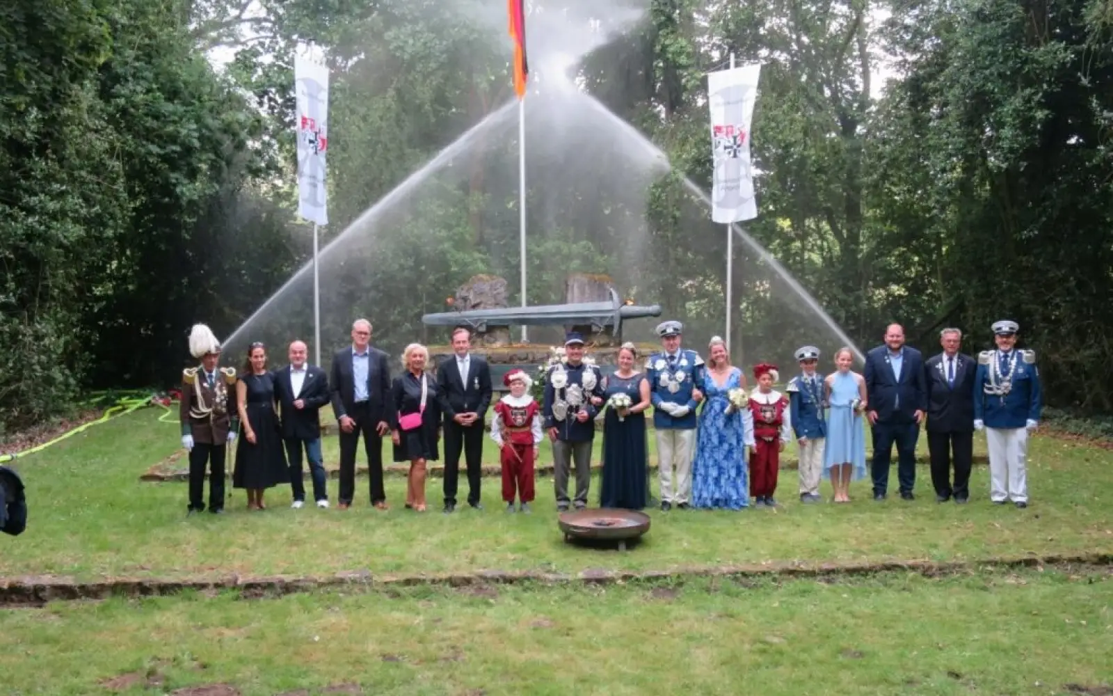 Die lokalen Honoratioren nehmen die Parade der Kalkumer Schützen am Ehrenmal ab. Foto: hs
