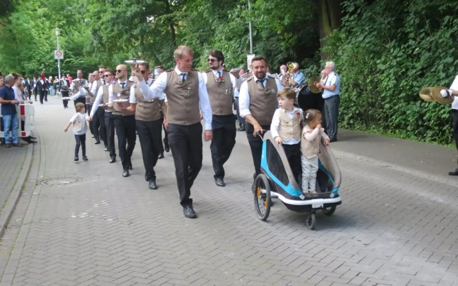Klein und Groß ist beim Schützenumzug auf den Beinen oder auf Rädern. Foto: hs