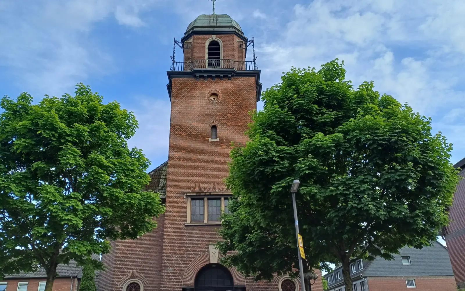 Rund um den Sermer Dom findet am letzten Juni-Wochenende das Gemeindefest statt. Foto: privat