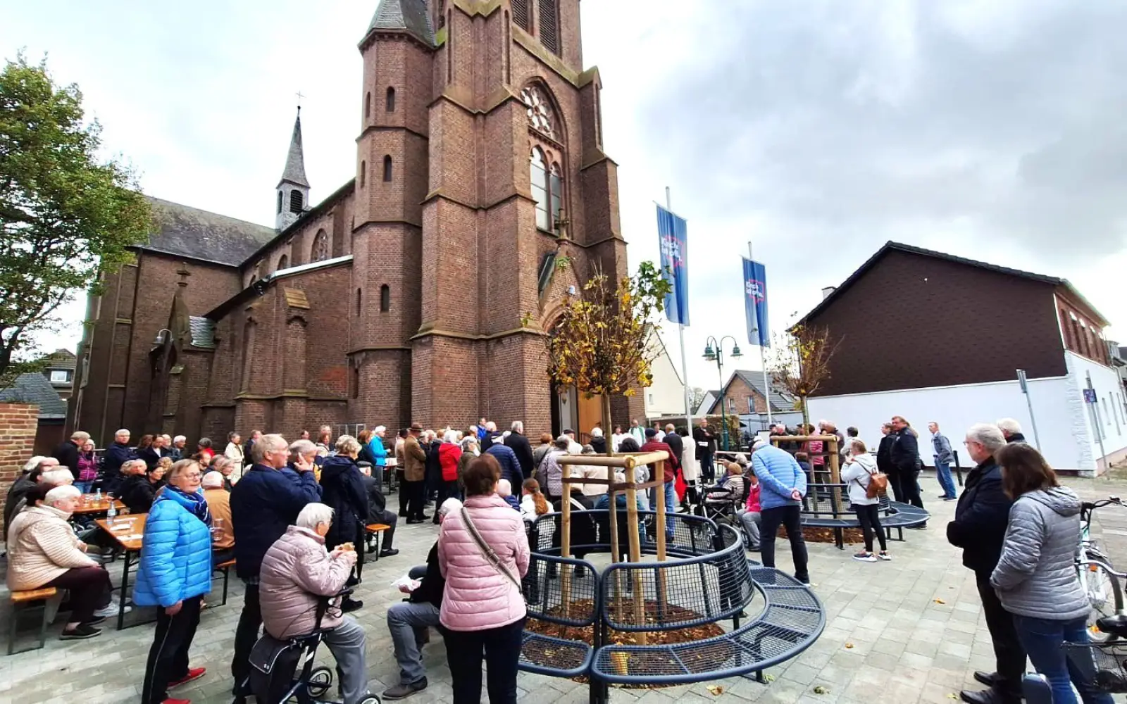 Vor St. Peter und Paul in Huckingen findet das Patronatsfest auf dem neu gestalteten Kirchplatz statt. Archivfoto: privat