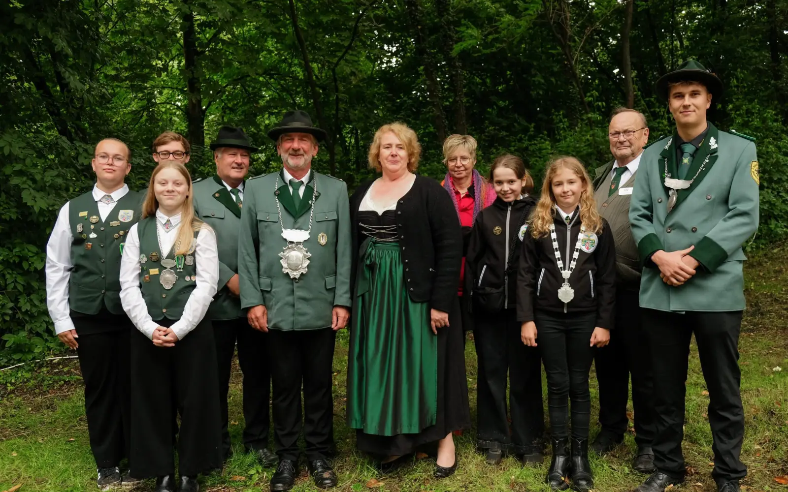 Um das neue Königspaar stellten sich die erfolgreichen Schützen samt Begleitungen auf (von rechts): Prinz Ben Lücker mit Adjutant Werner Willms, Tellprinzessin Marie Lou Ragnitz mit Adjutantin Anna Rebbe, Petra Riebe (Adjutantin Königsbegleiterin), Königsbegleiterin Andrea Schreiber und König Michael Mainzer, Wolfgang (Adjutant König Riebe), Schülerprinzessin Thea Bergmann (vorne) mit Begleiter Leon Stolzenburg (hinten) sowie Adjutantin Carina Werner. Auf dem Foto fehlt Bambiniprinz Lio Brück. Foto: privat