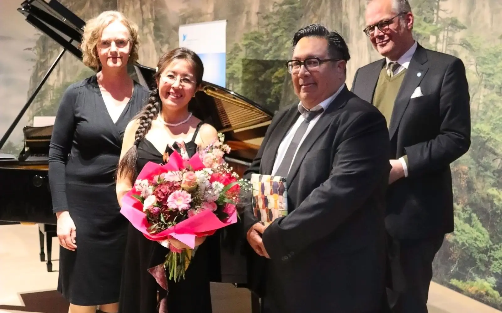 Elisabeth Siemer (Leiterin des Friederike Fliedner Hospizes Kaiserswerth), Pianistin Miyuki Brummer, Pfarrer Jonas Marquardt (Vorstandssprecher der Kaiserswerther Diakonie) und Reza Indrakesuma (C. Bechstein Centrum Düsseldorf) (von links) freuten sich sehr über die positive Resonanz. Foto: Kaiserswerther Diakonie/A. Debusmann