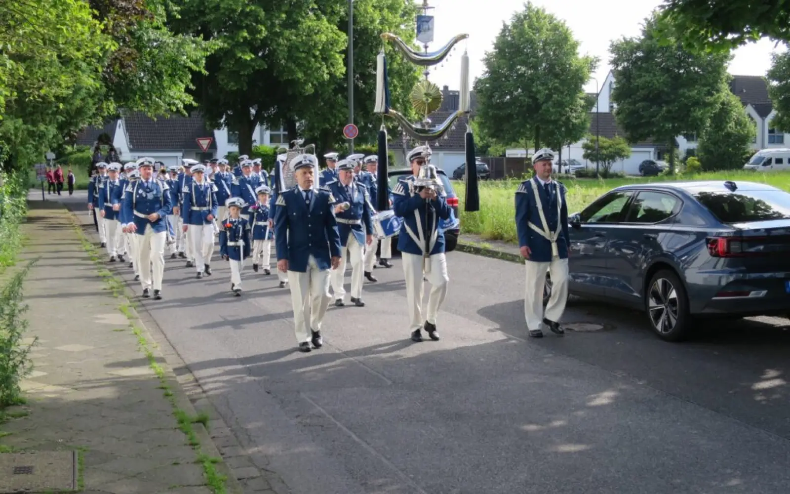 Das Tambourcorps „Frisch auf Kalkum“ beim Marsch durch Kalkum. Foto: hs