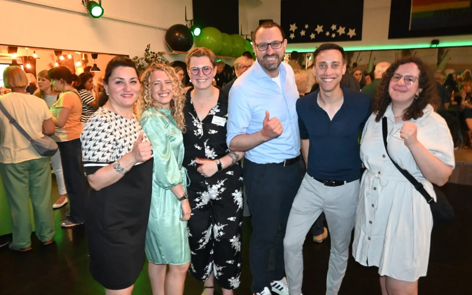 Sagten dem Duisburger OB-Kandidaten Dr. Sebastian Ritter (Mitte) ihre Unterstützung zu (von links): Lamya Kaddor, Deborah Rapp, Vera Kropp, Tim Achtermeyer und Jule Wenzel. Foto: sam