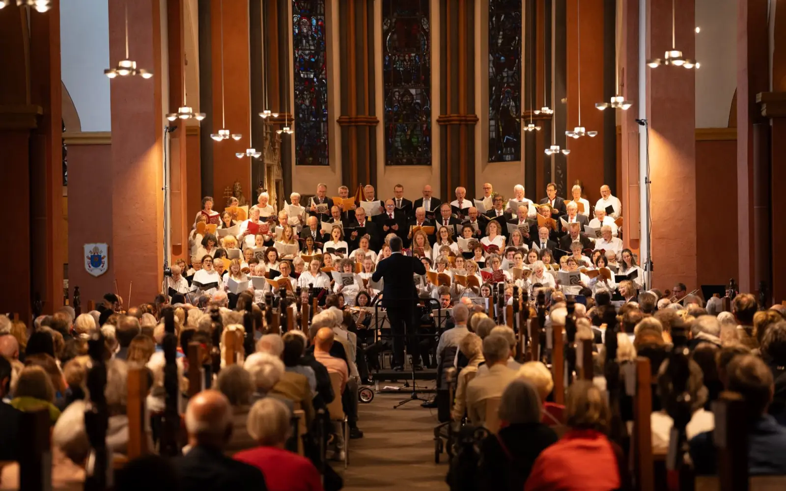 Eindrucksvolle Klangfülle im Kirchenraum: Rund 100 Sängerinnen und Sänger gestalteten das festliche Konzert in der Basilika St. Suitbertus. Foto: Paul Sendt