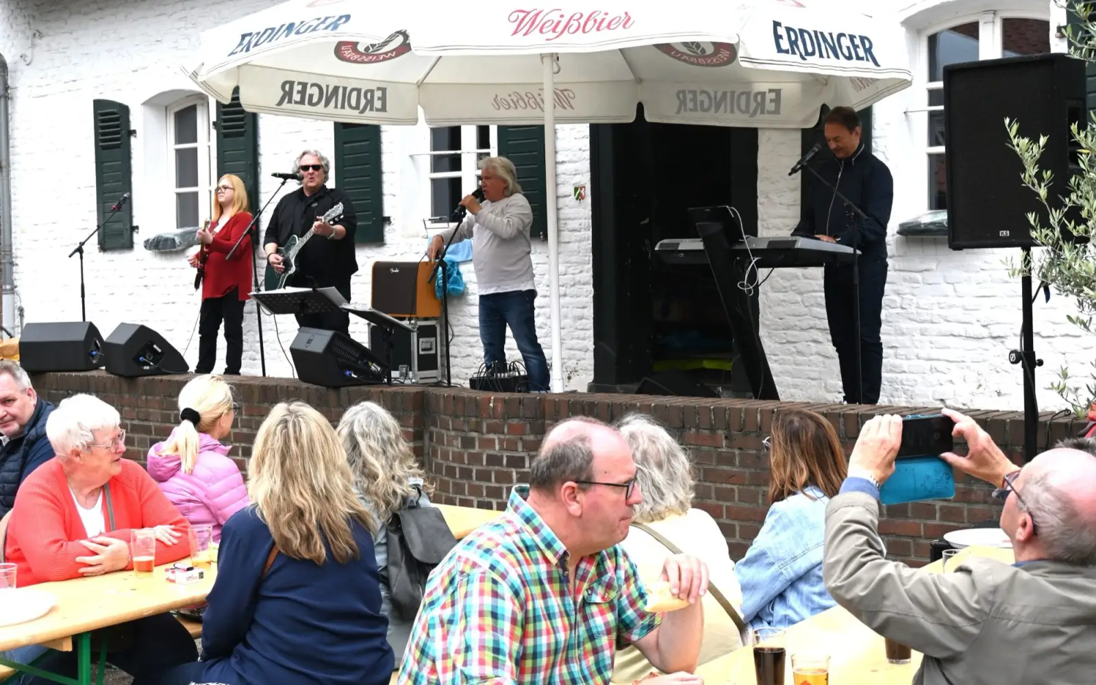 Die Band „FKK“ unterhielt die Gäste bestens. Foto: sam