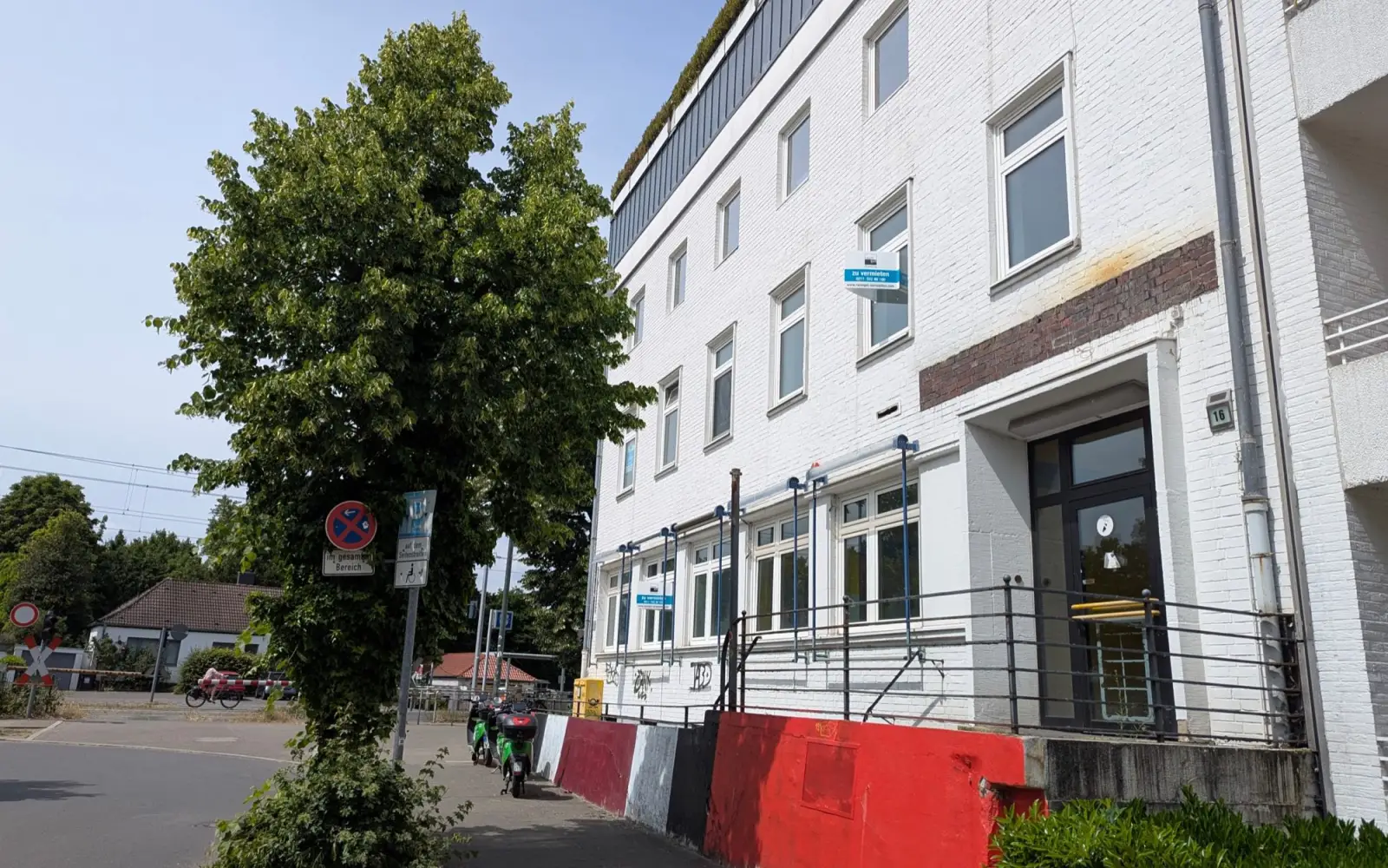 Geschlossene Tür der ehemaligen Postagentur in Kaiserswerth – ein handgeschriebener Zettel informiert: „Post für immer geschlossen!“. Foto: ah
