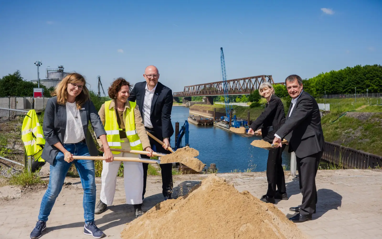 Mit dem Spatenstich am 15. Mai startete der Umbau des Kultushafens im RheinPark Duisburg als gefördertes Städtebauprojekt (von links): Carolynn Schulz (Bezirksregierung), Annegret Widmann (IGA gGmbH), Oberbürgermeister Sören Link, Bezirksbürgermeisterin Elvira Ulitzka und Uwe Linsen (Wirtschaftsbetriebe Duisburg). Foto: Matthias Heuser