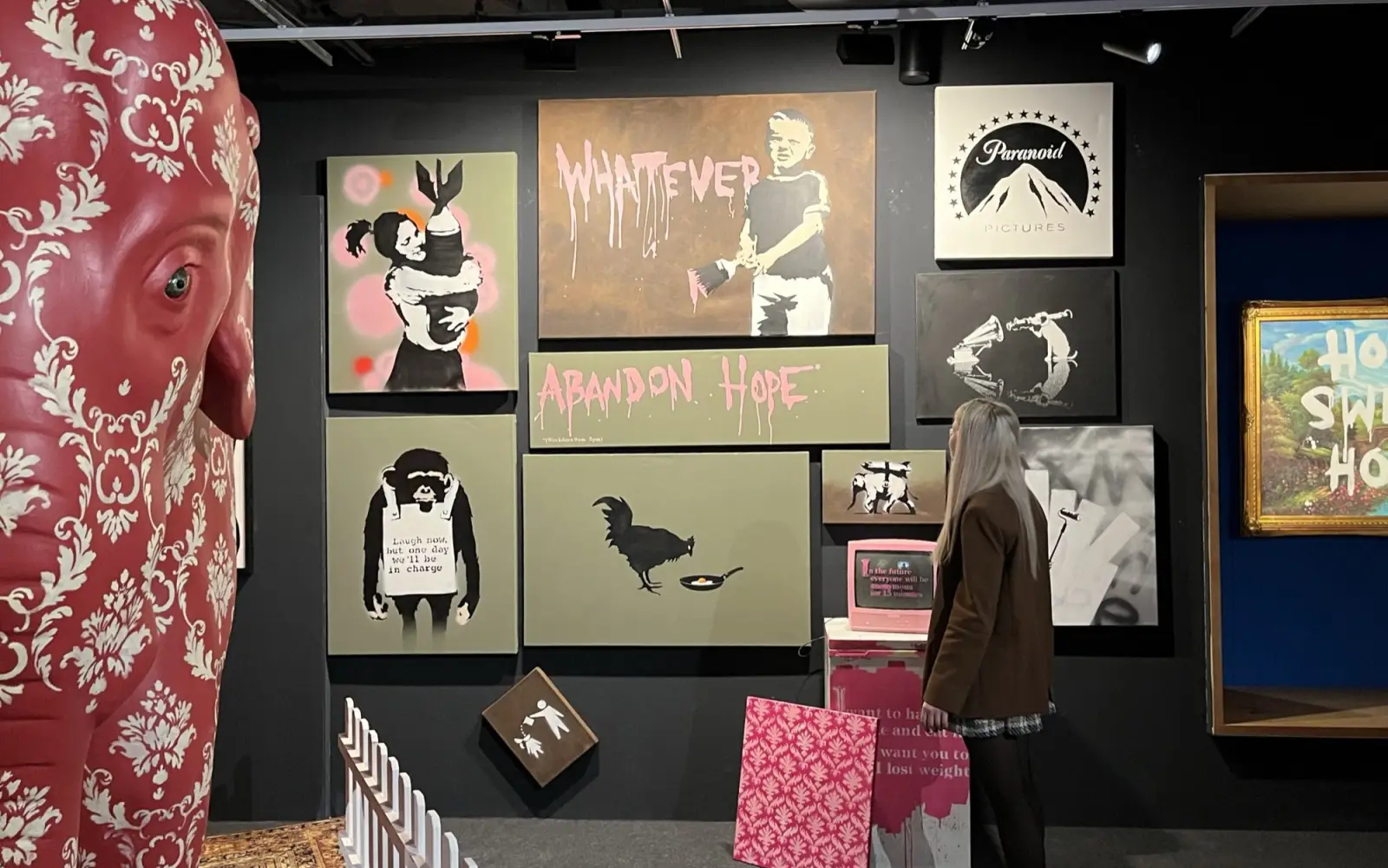 Eine Besucherin betrachtet Reproduktionen bekannter Banksy-Motive in der Ausstellung The World of Banksy auf der Schadowstraße in Düsseldorf. Foto: The World of Banksy