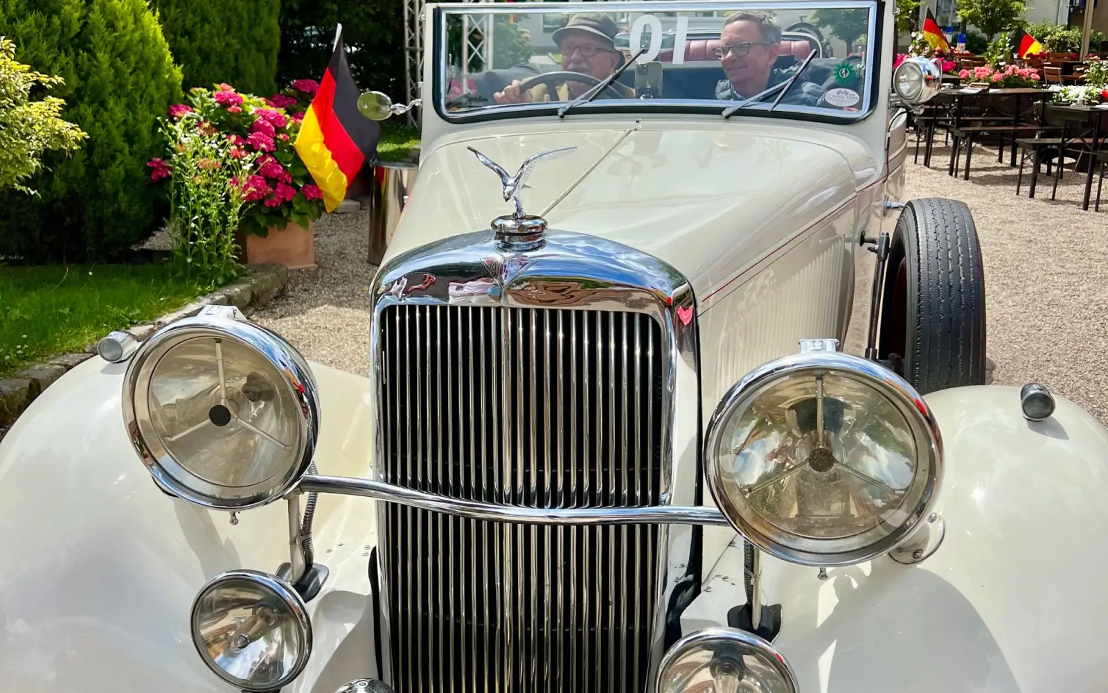 Im Minutentakt starten die Teilnehmerfahrzeuge der zweiten Lions Family Trophy. Archivfoto: Lions Club Düsseldorf-Schloss Kalkum