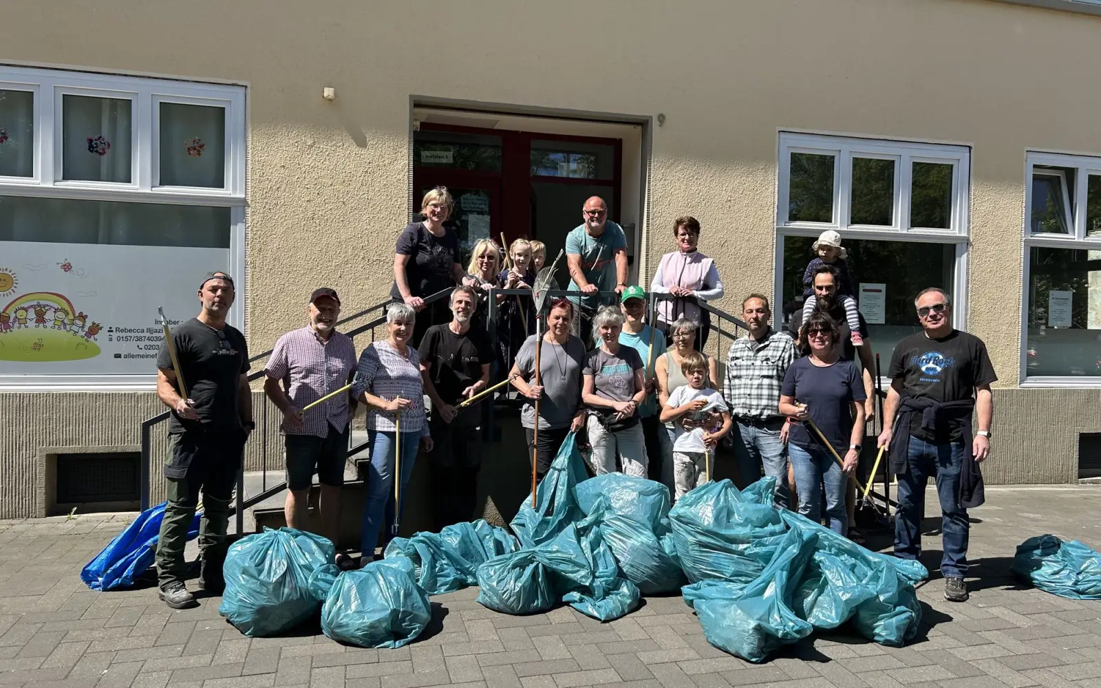 Helferinnen und Helfer der Müllsammelaktion auf dem Dorfplatz in Bissingheim. Foto: privat