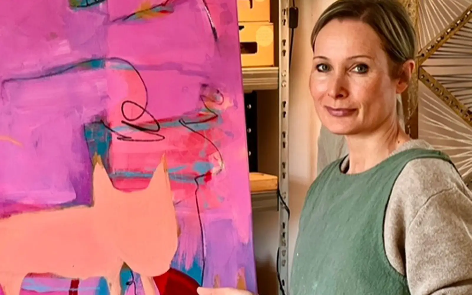 Pia Seemann vor einem ihrer farbintensiven Gemälde, die persönliche Kindheitserinnerungen und Fantasiewelten aufgreifen. Foto: privat