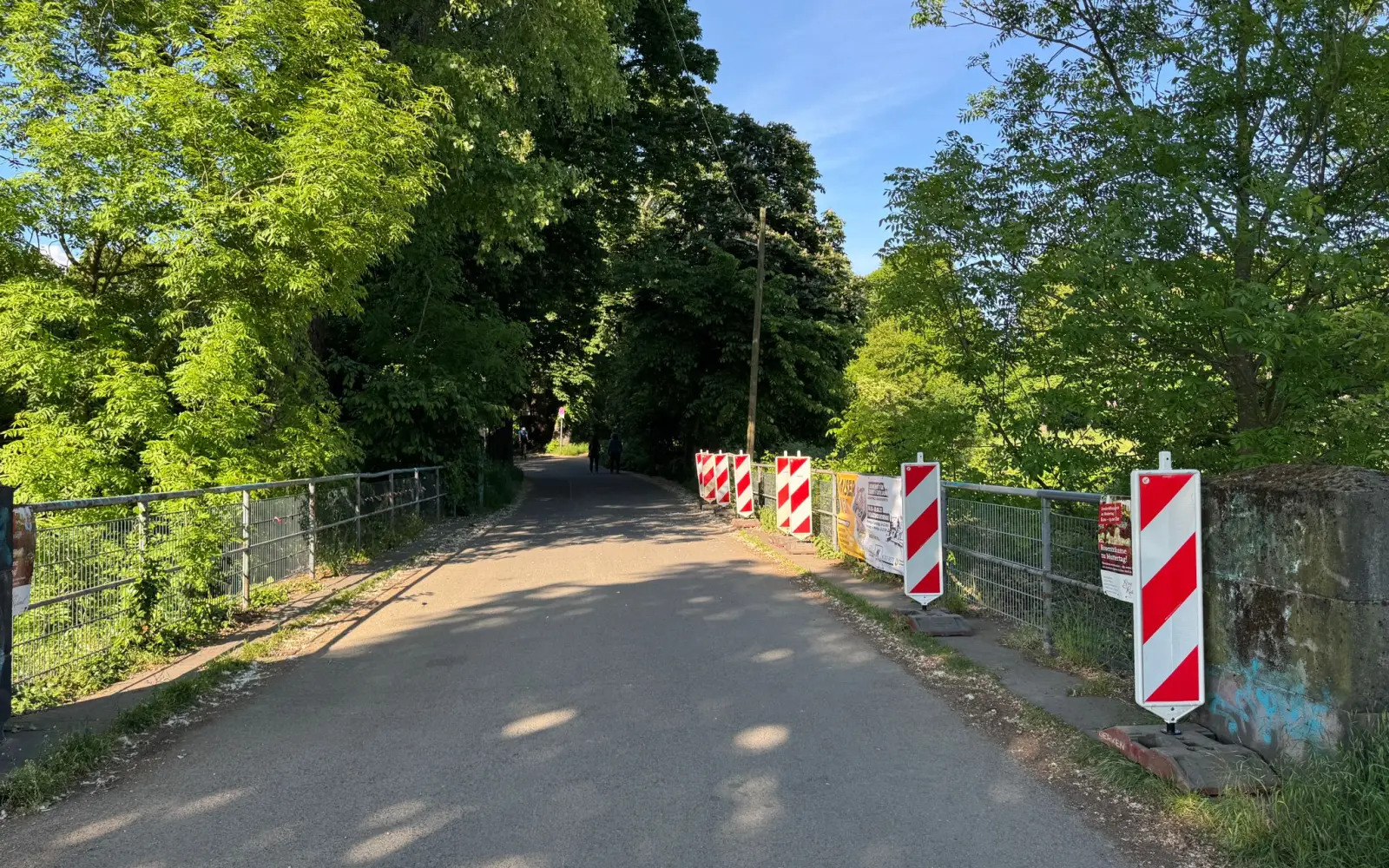 Die Brücke am Fährerweg in Kaiserswerth wird ab Mitte Mai abschnittsweise saniert. Die Fahrbahnbreite wird dabei eingeschränkt. Foto: lh