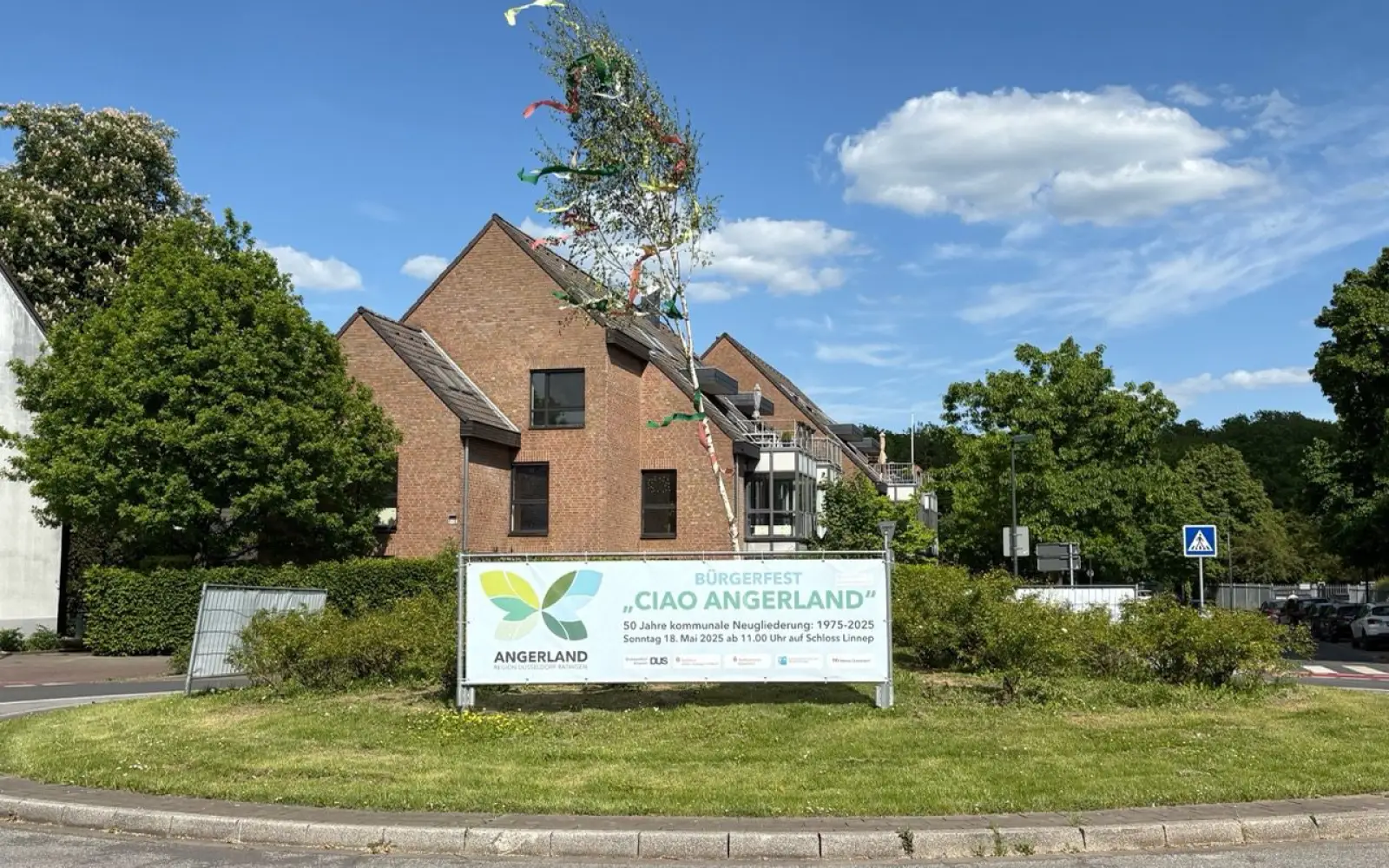 Das Plakat weist auf das Bürgerfest „Ciao Angerland“ am 18. Mai auf Schloss Linnep hin. Foto: cj