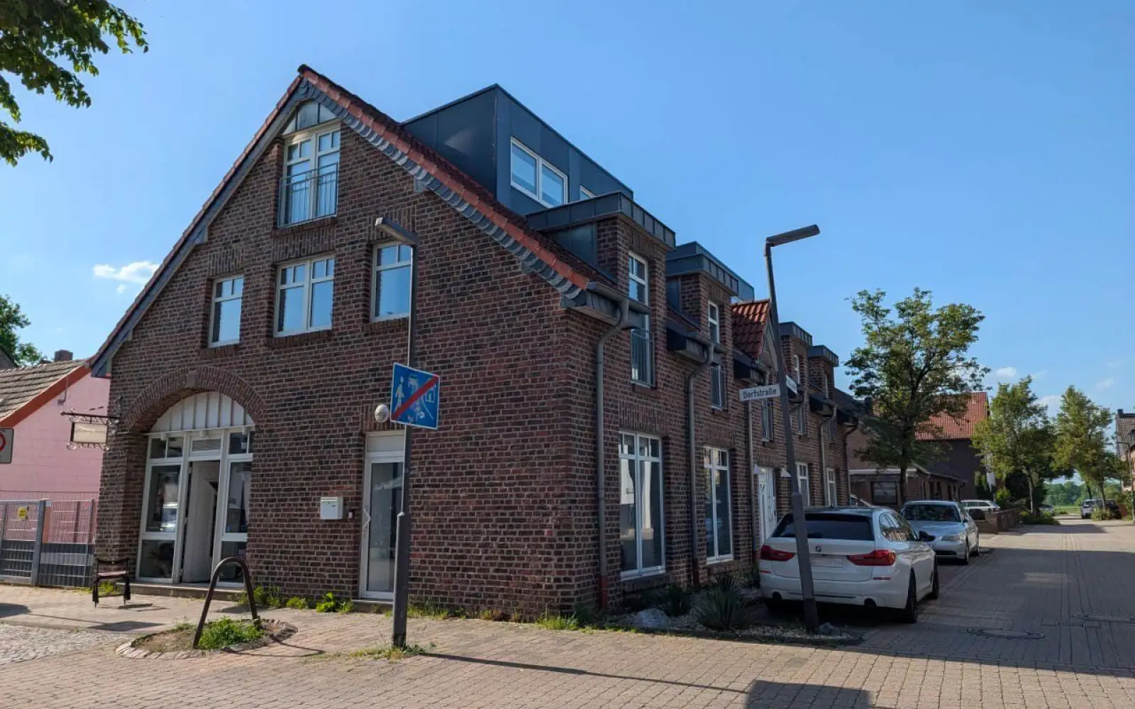 Hier, in dem derzeit leeren Ladenlokal an der Ecke Dorfstraße / Zur Goldackershöh in Serm, soll zeitnah eine Weinbar entstehen. Doch zunächst muss die Nutzungsänderung bestätigt sein. Foto: ah