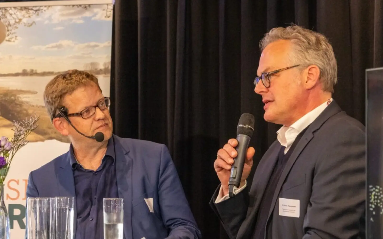 Moderator Pascal Heithorn im Gespräch mit Pfarrer Jonas Marquardt (von links). Foto: ah