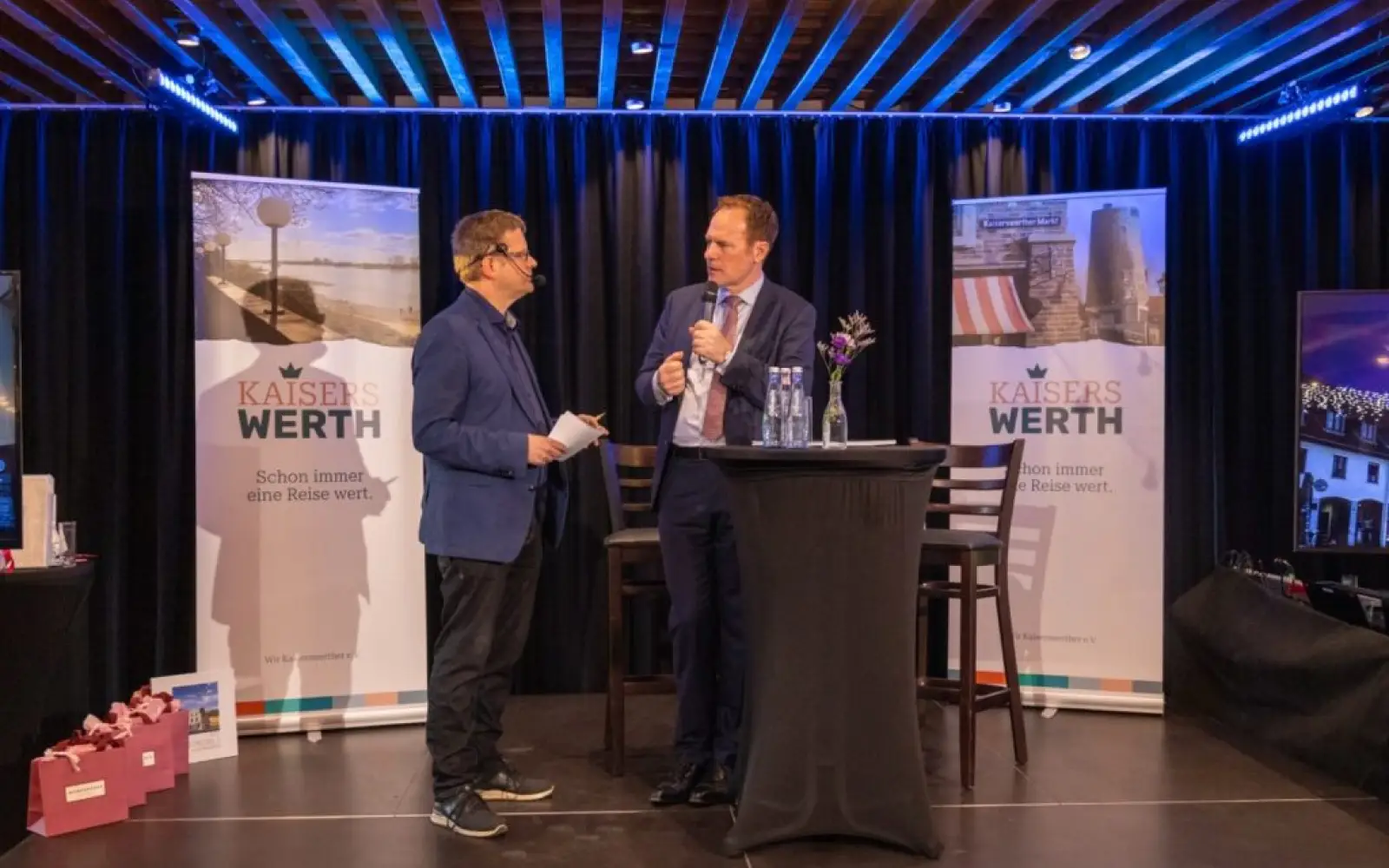 Morderator Pascal Heithorn und Oberbürgermeister Dr. Stephan Keller (von links) im Austausch über die Entwicklungsperspektiven für Kaiserswerth. Foto: ah