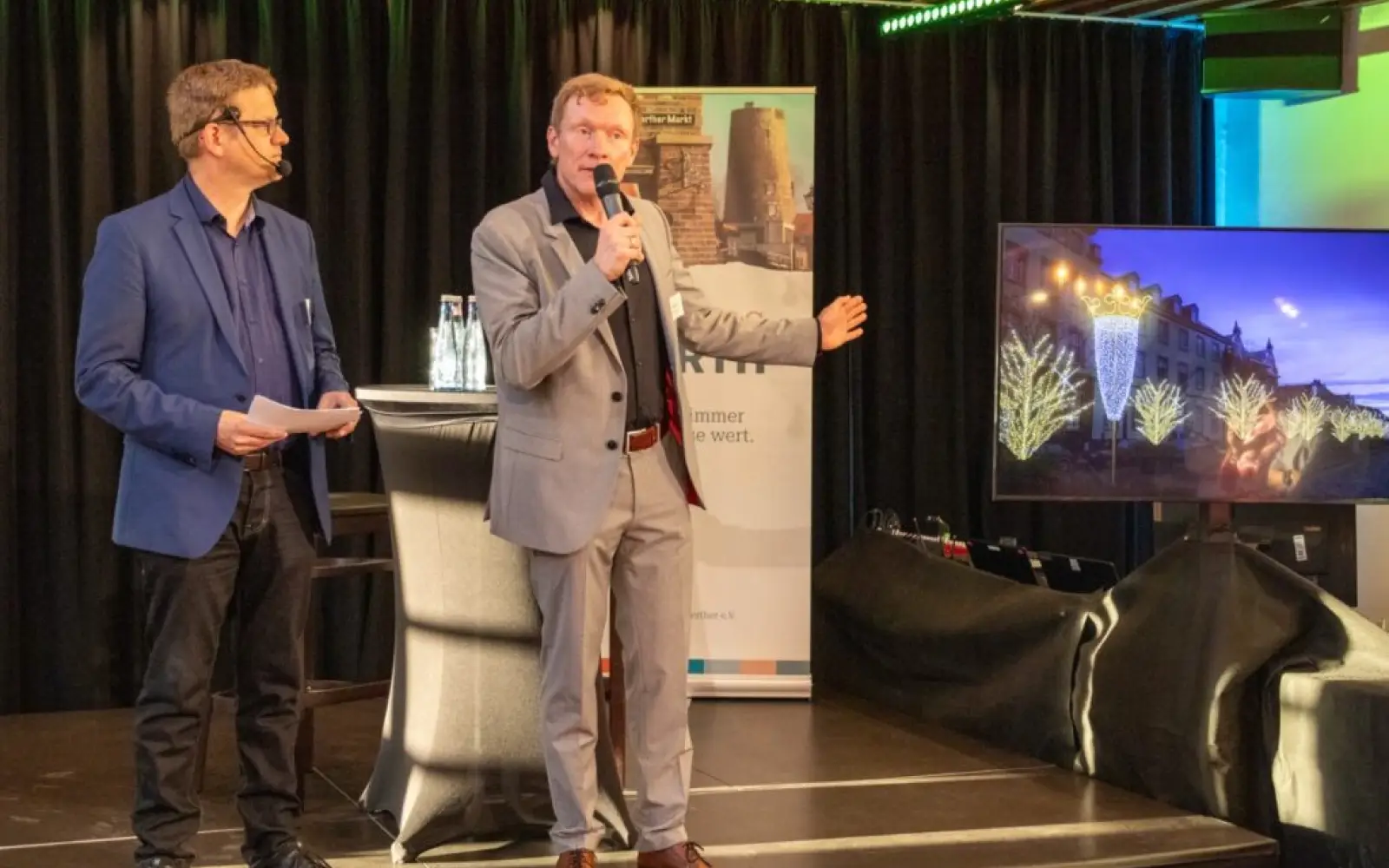 Dietrich Ahrens, 1. Vorsitzender der Werbegemeinschaft, präsentiert die Visualisierungen der neuen Weihnachtsbeleuchtung für den Kaiserswerther Markt. Foto: ah