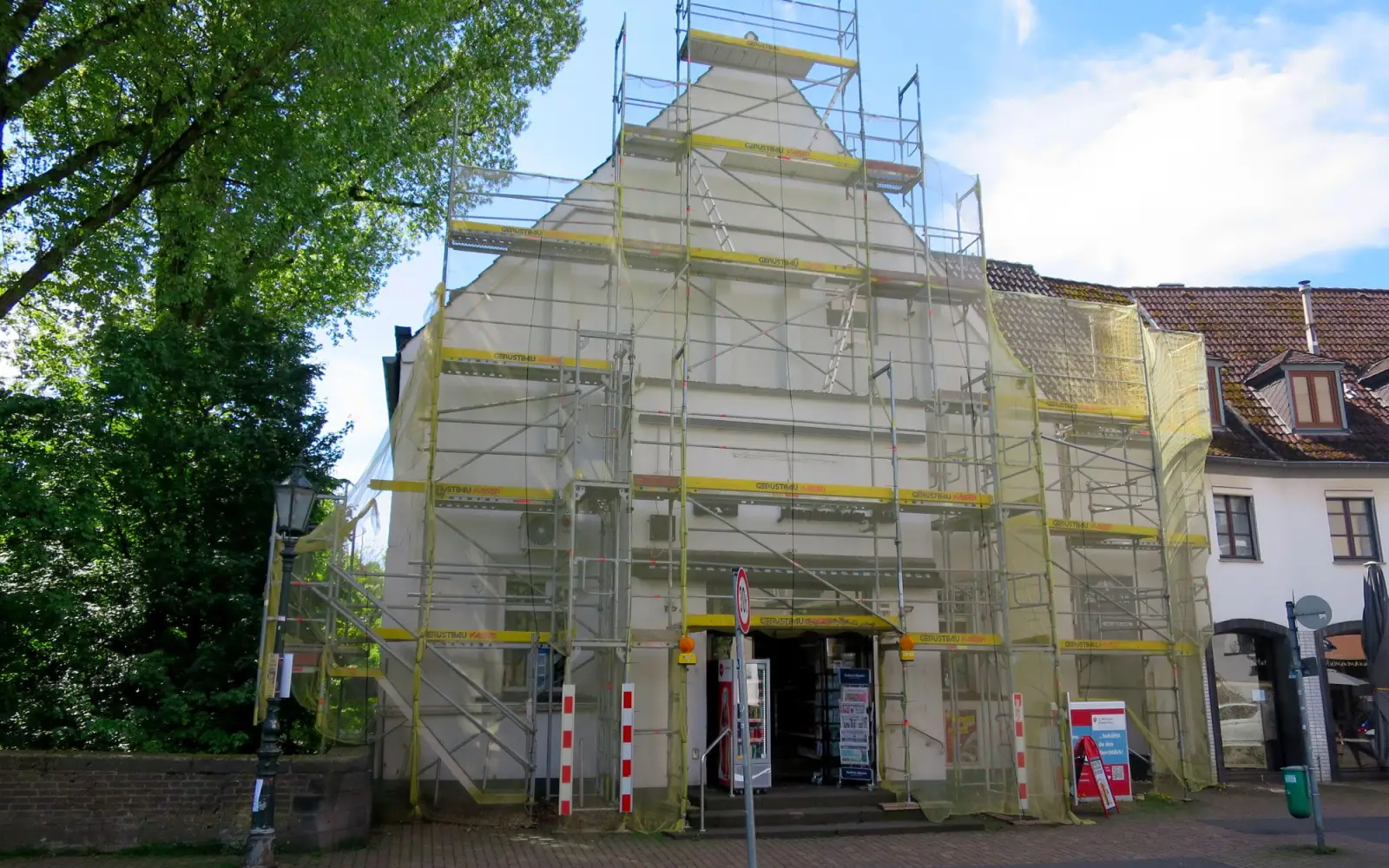Der eingerüstete Bunker auf der Südseite der Klemensbrücke. Foto: hs