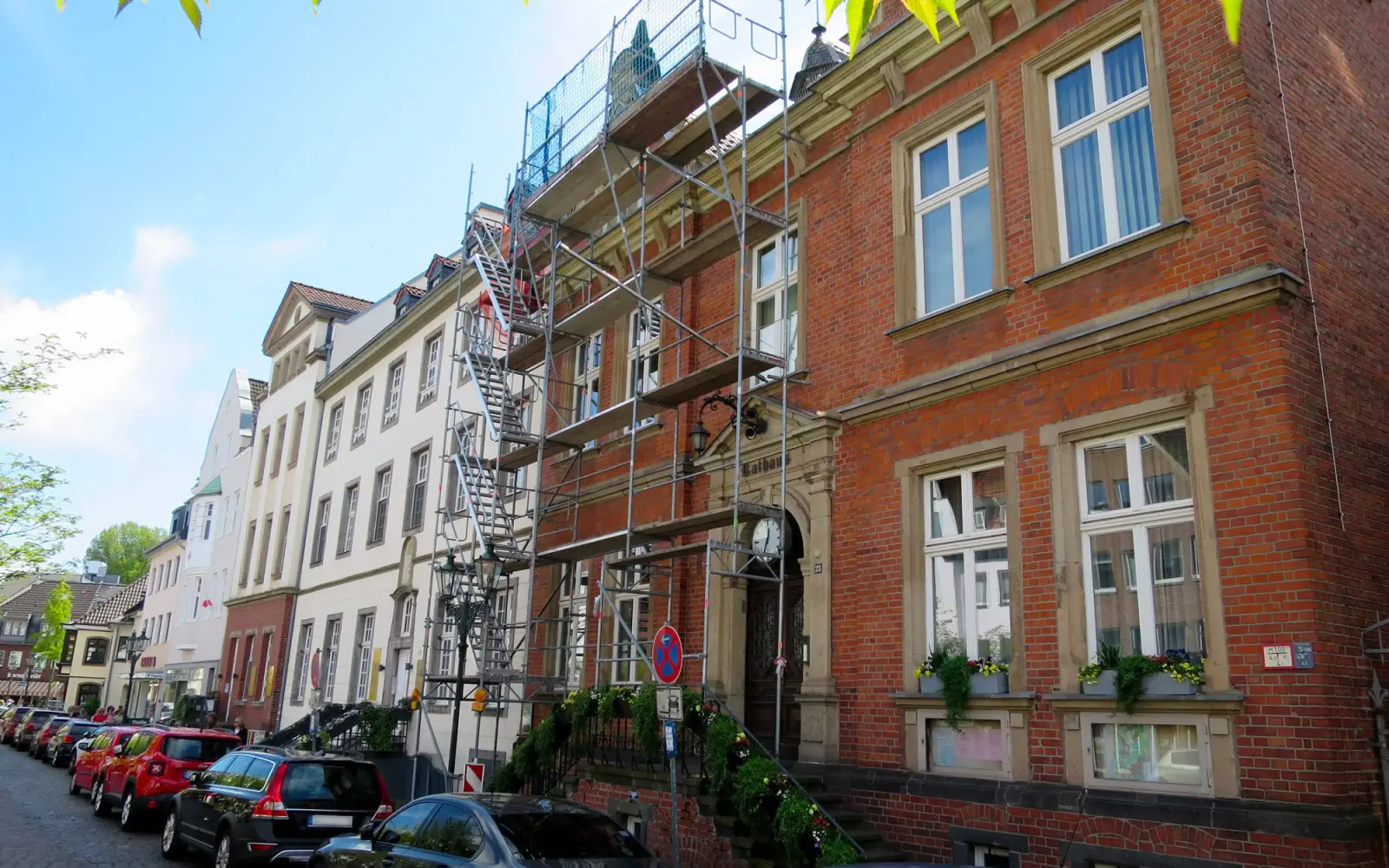 Das historische Rathaus in Kaiserswerth wird saniert, Trauungen finden dort derzeit nicht statt. Foto: hs