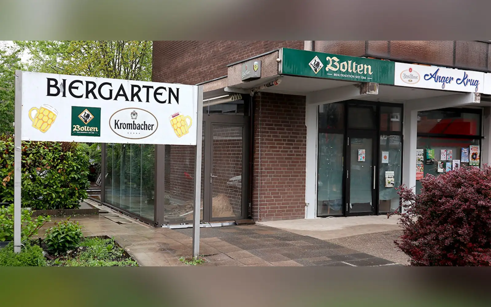 Es ist davon auszugehen, dass sich der Name des neuen Lokals noch ändert. Auch die überdimensionierte Werbung für Bier dürfte verschwinden. Und ob es überhaupt wieder einen „Biergarten“ geben wird, dürfte mehr als fraglich sein. Foto: vj
