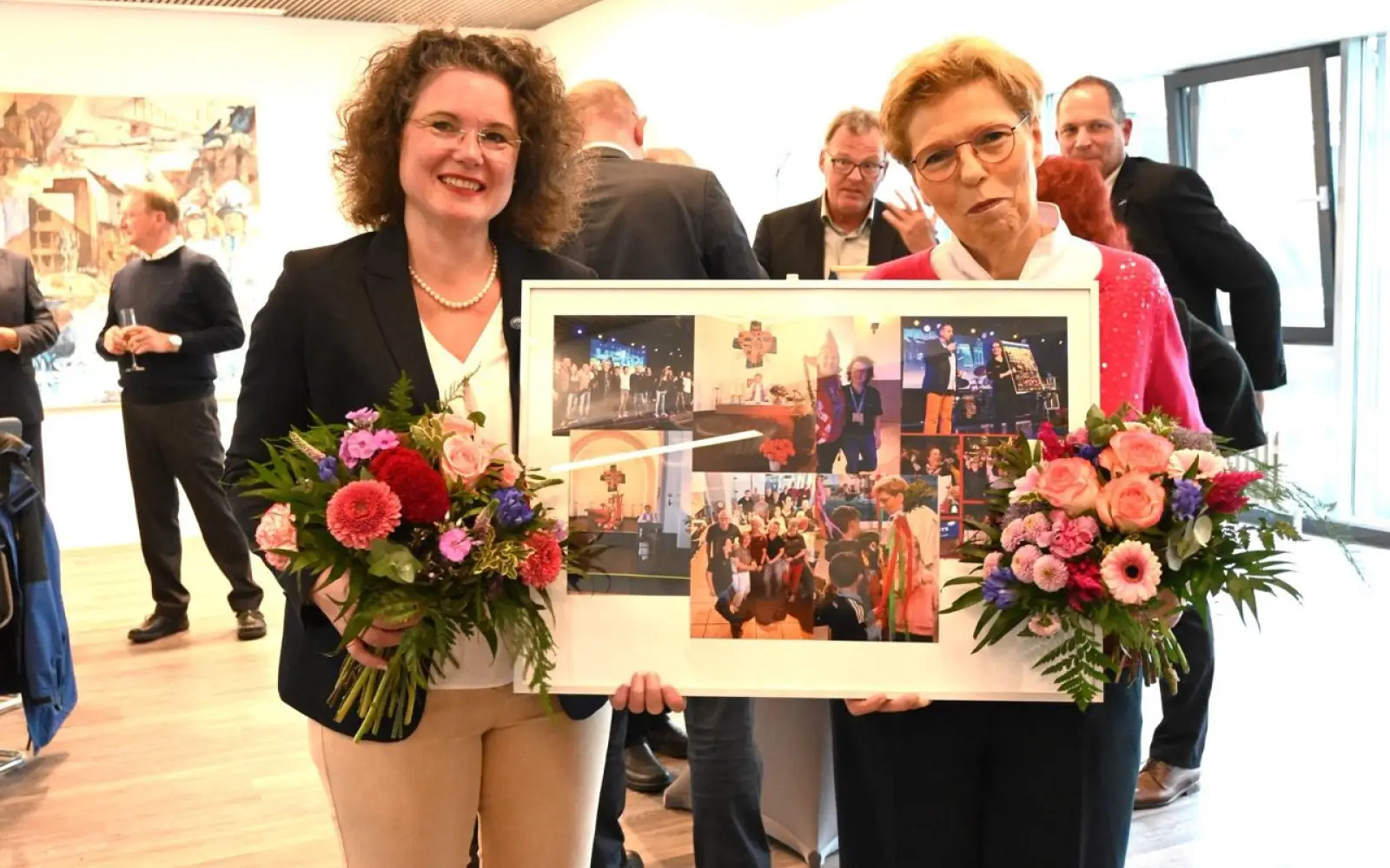 Alexandra Jockel (links) und Marlies Schmitz freuen sich über die Ehrennadel im Bezirk Süd. Foto: sam