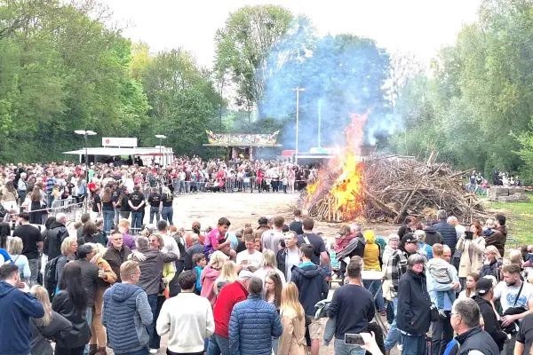Osterfeuer in Huckingen: Besucherschar trotzt dem Regen