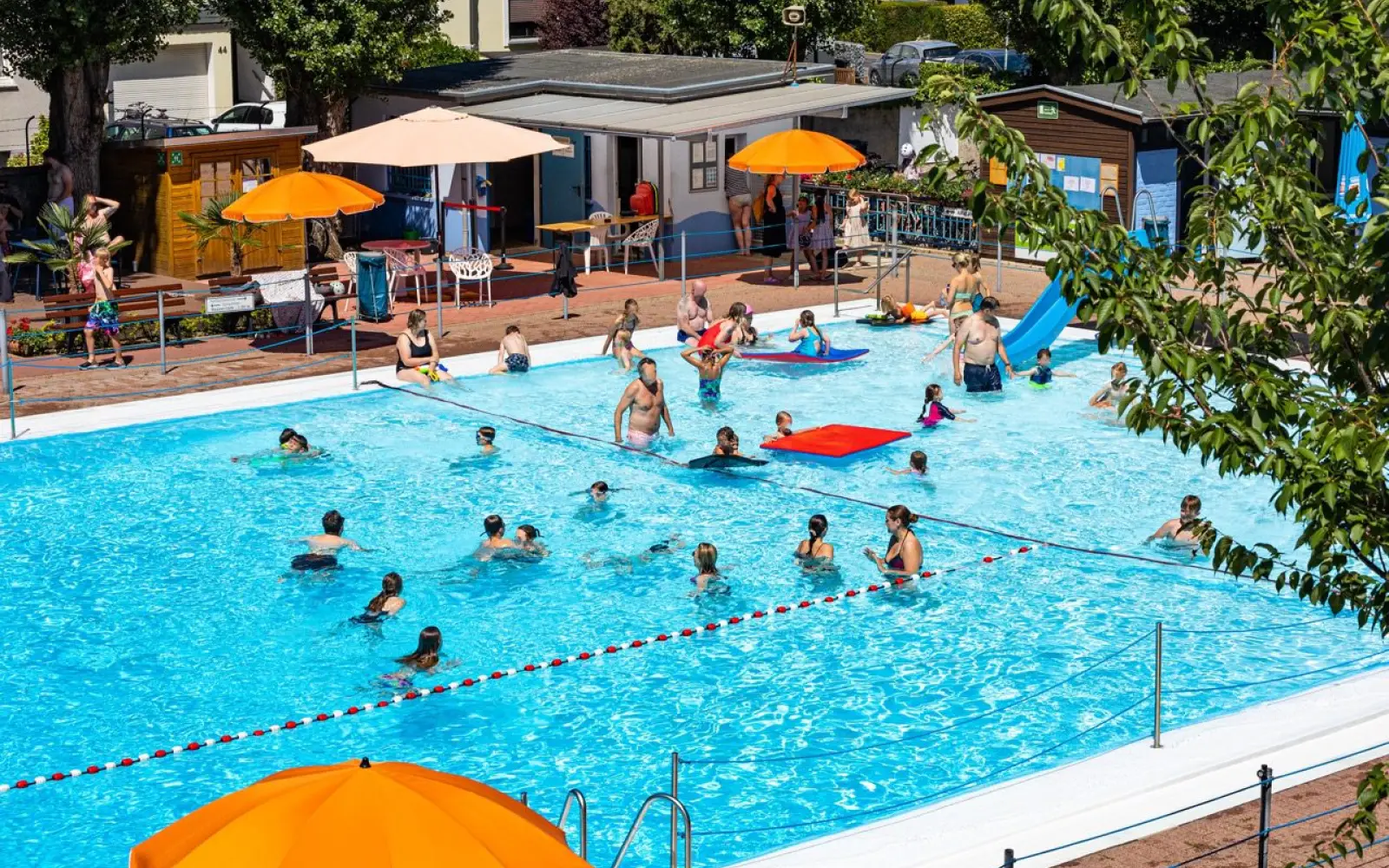 Pünktlich zum Anschwimmen am 27. April ist das Freibadbecken bereit – der Startschuss für die neue Saison fällt um 11 Uhr. Foto: Keografie
