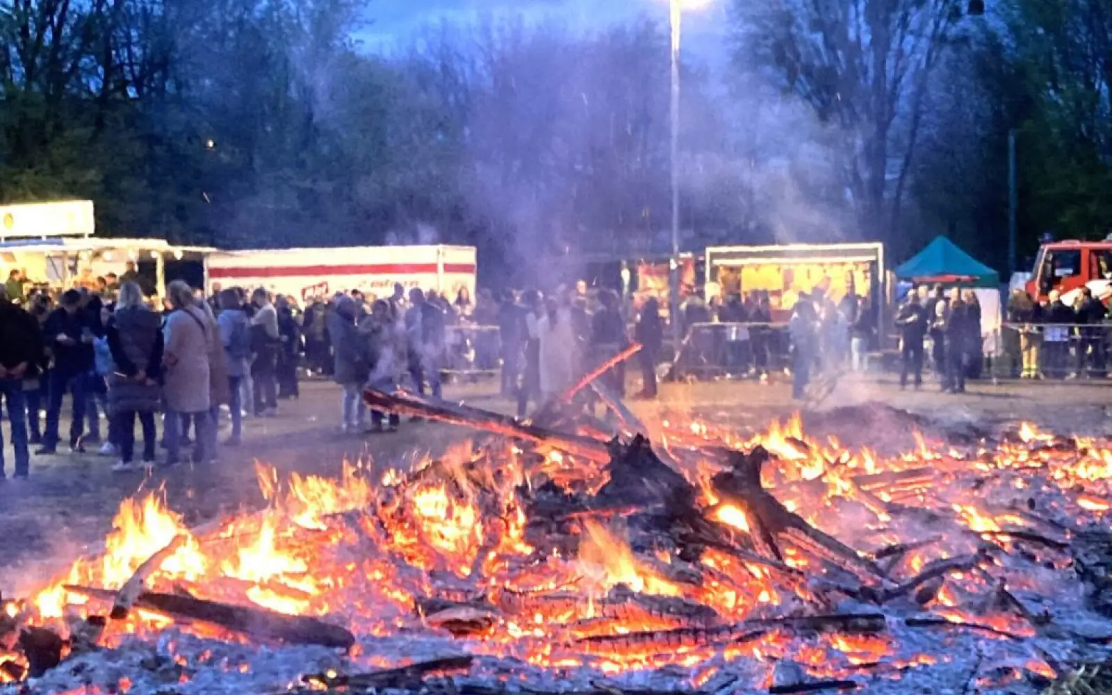 Ein beliebter Treffpunkt ist das Osterfeuer in Huckingen auf dem Schützenplatz.
Archivfoto: sam