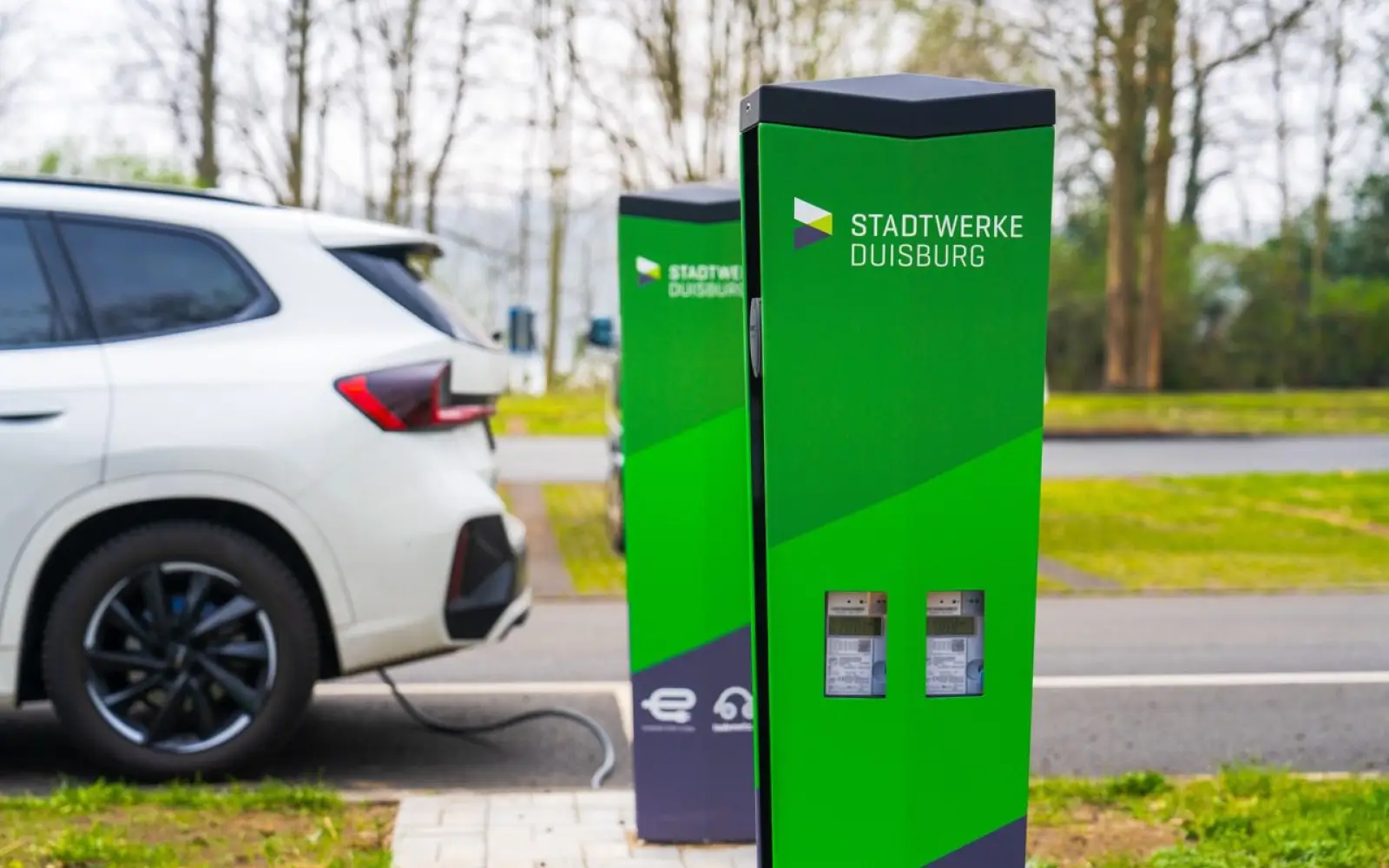 Am Kalkweg in Wedau gibt es ab sofort vier neue Ladepunkte der Stadtwerke Duisburg, an denen Elektroautos bequem geladen werden können. Foto: Stadtwerke Duisburg
