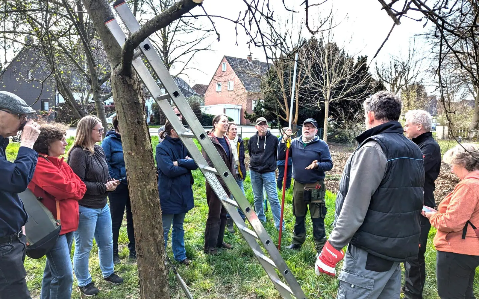 Unter der fachkundigen Anleitung von Rolf Behrens erweiterten die Teilnehmenden ihr Wissen über die Pflege der Obstbäume. Foto: Bürgerverein Großenbaum/Rahm