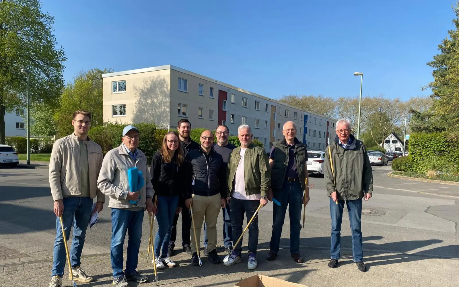 Engagierte Teilnehmerinnen und Teilnehmer der Müllsammelaktion im Ortsteil, tatkräftig im Einsatz für ein sauberes Umfeld. Foto: privat