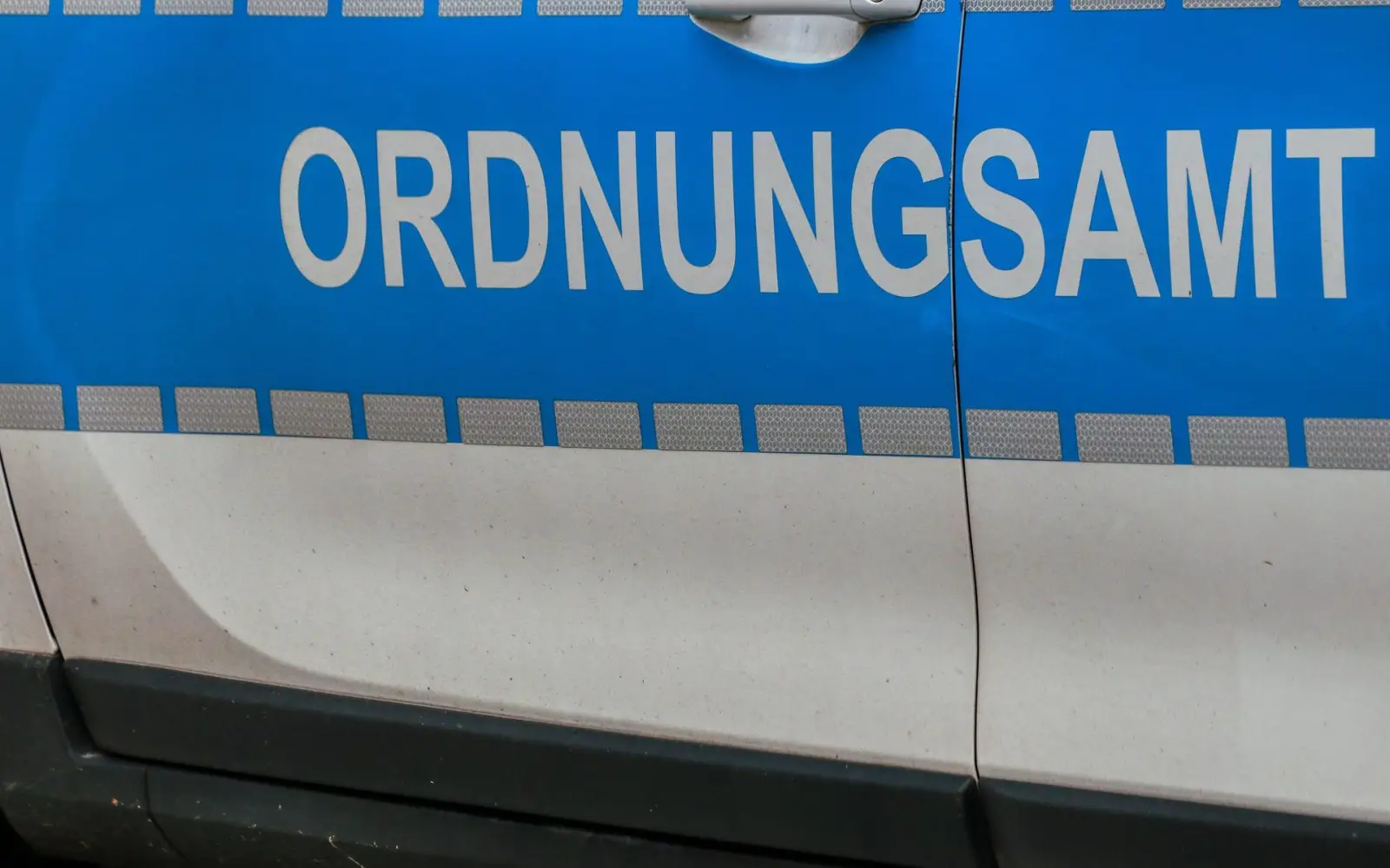 Der Außendienst des Ordnungsamtes ist in Düsseldorf regelmäßig mit dem Bürobus unterwegs. Foto:af