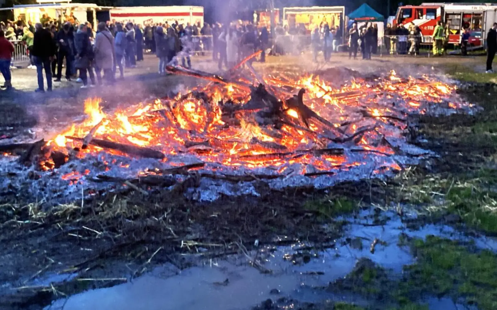 Ein beliebter Treffpunkt ist das Osterfeuer in Huckingen auf dem Schützenplatz.
Archivfoto: sam
