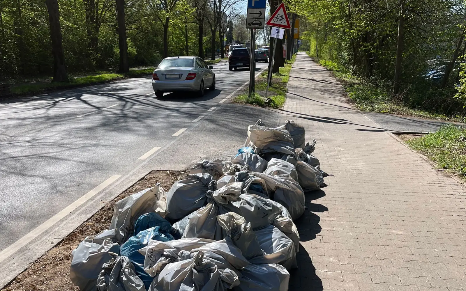 Zahlreiche Müllsäcke zeugen vom Einsatz der Freiwilligen beim Dreck-weg-Tag in Kaiserswerth. Foto: privat