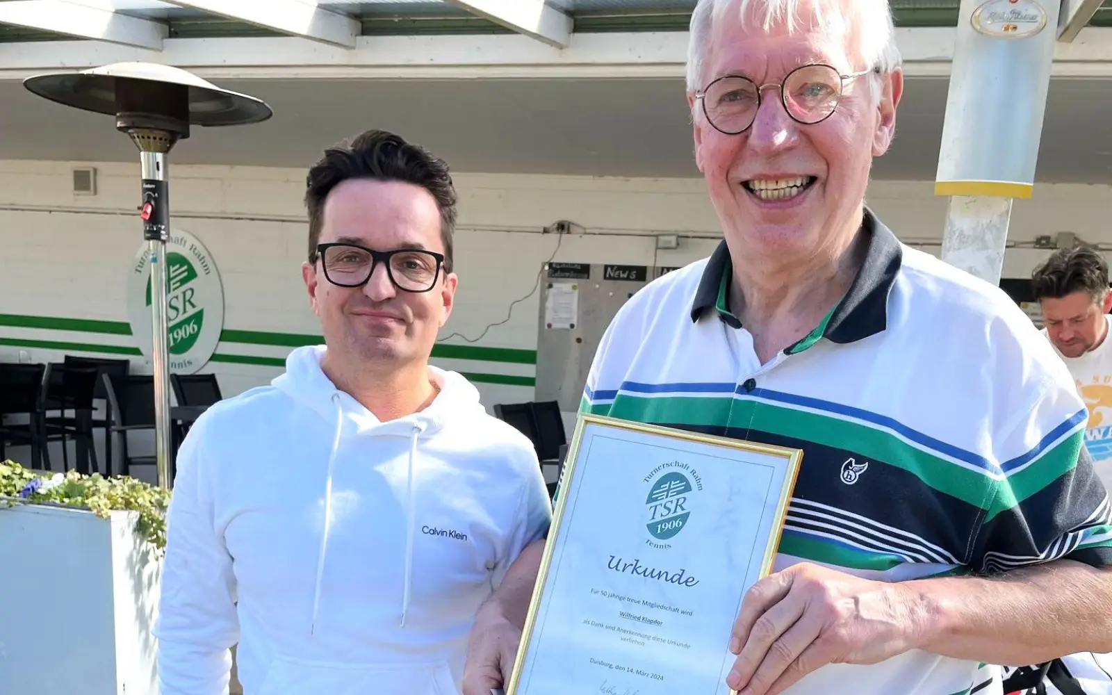 Matthias Huth gratulierte Wilfried „Wille“ Klapdor, der seit 50 Jahren in der TSR-Tennisabteilung Mitglied ist. Foto: privat