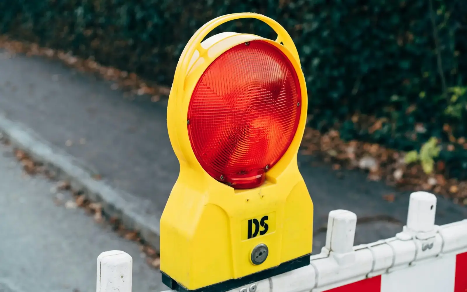 Die Masurenallee in Duisburg-Wedau bleibt bis März 2025 wegen Bauarbeiten vollständig gesperrt. Fußgänger und Radfahrer können die Strecke weiterhin nutzen. Symbolfoto: Markus Winkler