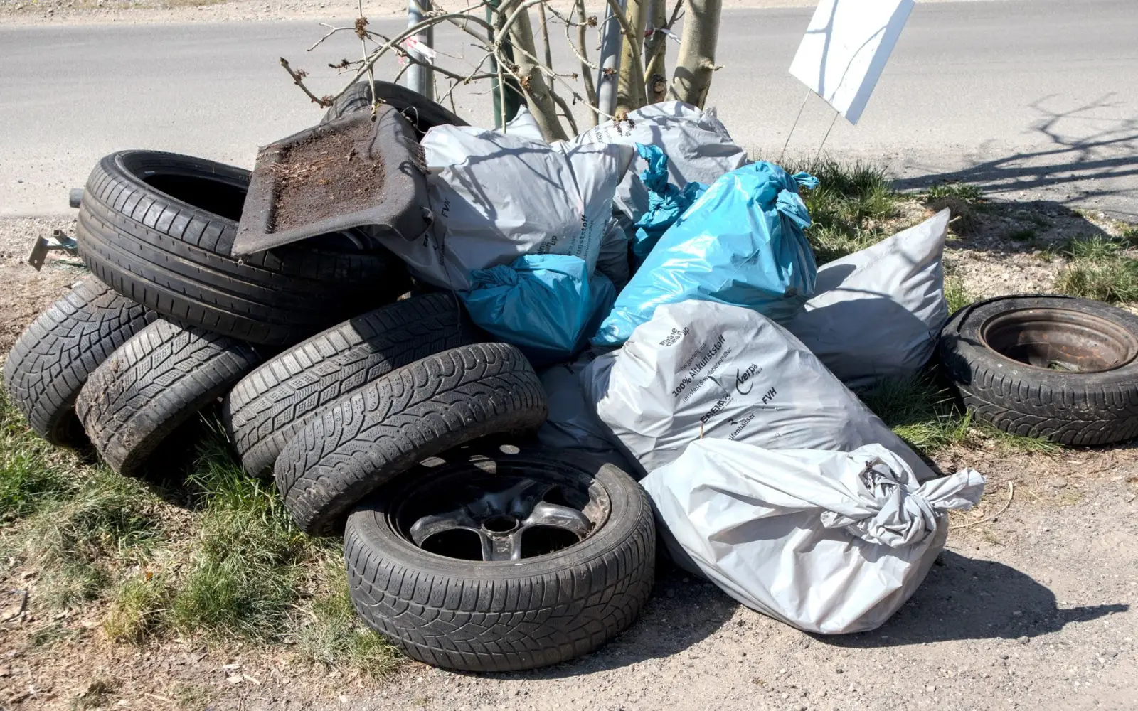 Auch so kann man sich auch seiner Reifen auf Kosten der „Müllentsorger“ entledigen – einfach eine Schande! Foto: vj