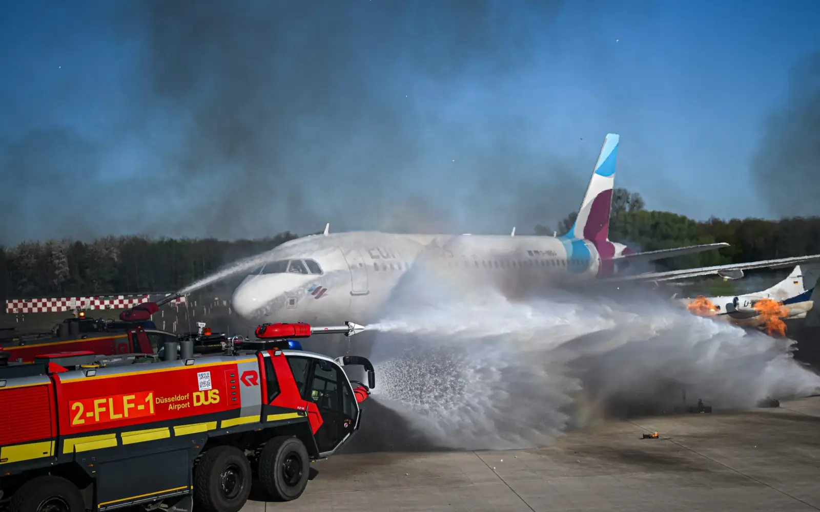 Kollision auf dem Vorfeld – bei der Übung „Victor 2025“ trainierten Einsatzkräfte ein anspruchsvolles Unfallszenario am Flughafen Düsseldorf. Foto: Flughafen Düsseldorf / Frederic Scheidemann
