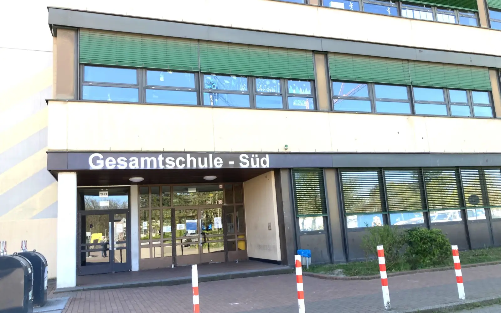 Eigentlich sollten hier Kinder und Lehrkräfte ein- und ausgehen. Doch wegen einer Bedrohungslage blieben viele Schulen in Duisburg am Montag geschlossen. Foto: sam