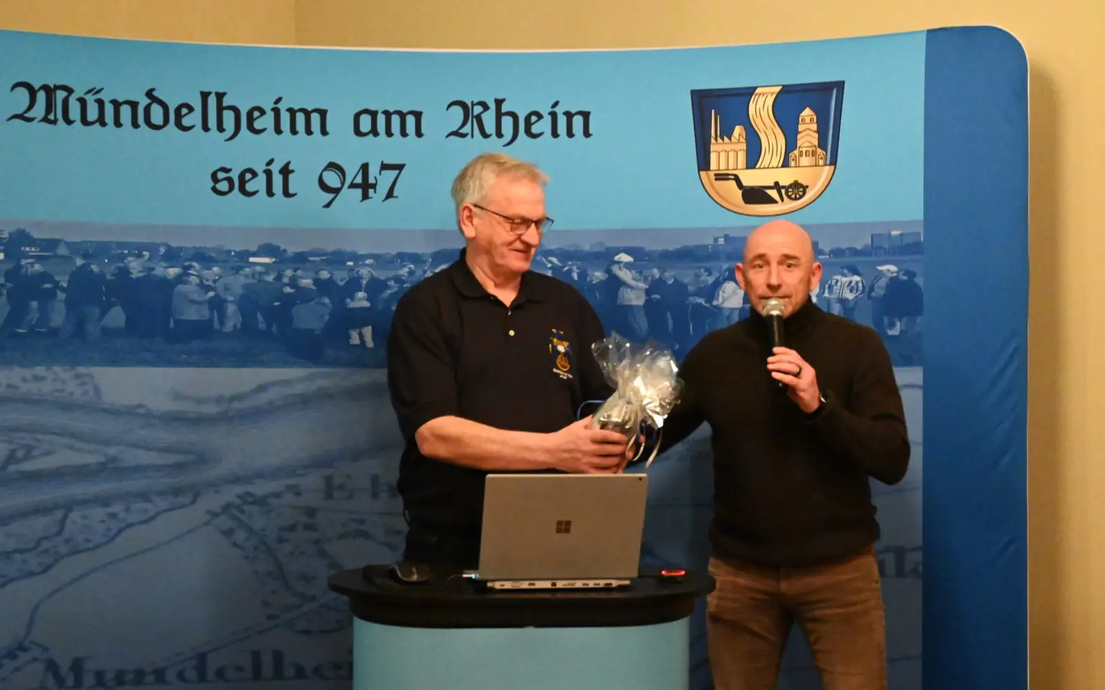 Rainer Stolzenberg, Vorsitzender des TuS Mündelheim, bedankte sich bei Klaus Drechsler (links) für seine tolle Arbeit als langjähriger Vorsitzender des Bürgervereins. Foto: sam